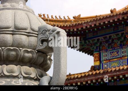 Fragment eines Steinelefanten, der auf dem Gebiet des Jade Buddha Parks, Anshan, Provinz Liaoning, China, Asien steht. Stockfoto