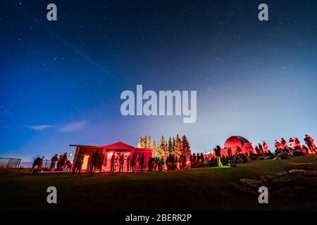 Laser-geführte Himmelfahrt am Rothney Astrophysical Observatory in Kanada. Stockfoto