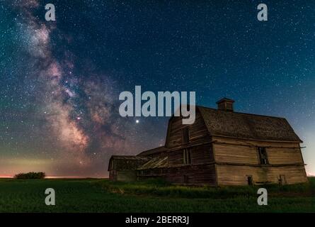 Das galaktische Zentrum der Milchstraße hinter einer alten Scheune im Süden von Alberta, Kanada. Stockfoto