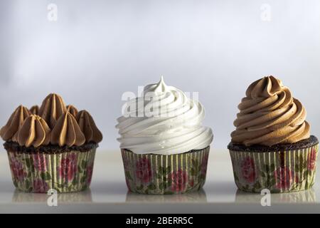 Drei Cupcakes mit Eispüsse auf weißem Hintergrund Stockfoto