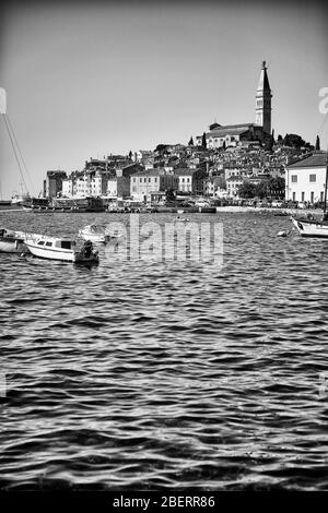 Die Stadt Rovinj, Kroatien, thront dramatisch mit Blick auf die Adria. Es liegt auf der Halbinsel Istrien im Nordwesten Kroatiens. Stockfoto