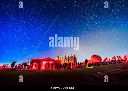 Laser-geführte Himmelfahrt am Rothney Astrophysical Observatory in Kanada. Stockfoto