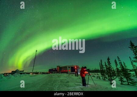 Fotograf bei Aufnahmen der Nordlichter, Churchill, Kanada. Stockfoto