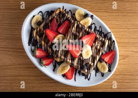 Waffeln mit Erdbeeren, Maulbeeren und Bananen Stockfoto