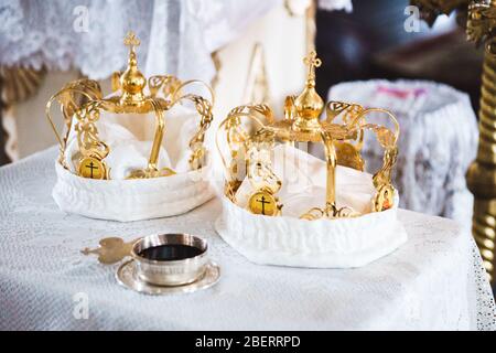 Die Hochzeitskronen in der orthodoxen Kirche auf weiß Stockfoto