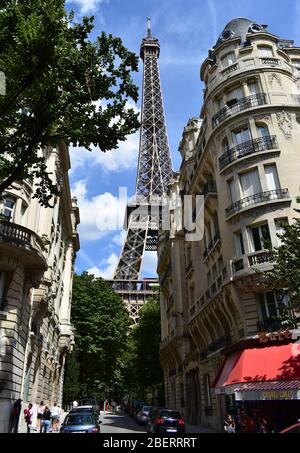 Pariser Blick auf den Eiffelturm von der Rue de Buenos Aires oder Rue Buenos-Ayres. Paris, Frankreich. 11. August 2018. Stockfoto