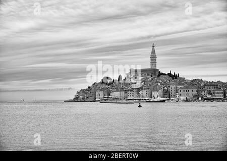 Die Stadt Rovinj, Kroatien, thront dramatisch mit Blick auf die Adria. Es liegt auf der Halbinsel Istrien im Nordwesten Kroatiens. Stockfoto