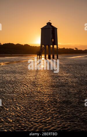 Sonnenaufgang am Low Lighthouse bei Ebbe, Burnham on Sea Somerset England UK Stockfoto