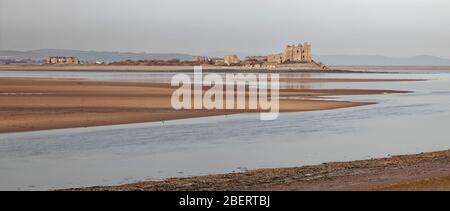 Piel Castle auf Piel Island in der Nähe von Barrow-in-Furness in Cumbria bei Ebbe von South Walney Island aus gesehen Stockfoto