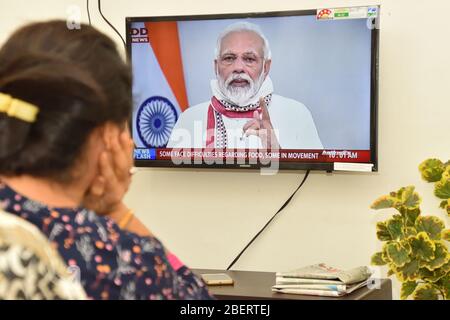 Kalkutta, Indien. April 2020. Der indische Premierminister Narendra Modi sprach heute, am 21. Tag der landesweiten Blockade, um 10 Uhr am Dienstag, 14. April 2020 für 24 Minuten über die Situation, die sich aus der Novel Coronavirus (COVID-19) Pandemie ergibt. Dies ist seine vierte Ansprache an die Nation innerhalb eines Monats im Zusammenhang mit der COVID-19-Krise. Nach Anfragen von Staaten, die Sperrung zu verlängern, PM Modi angekündigt, dass die bundesweite Sperrung bis zum 3. Mai 2020 fortgesetzt werden. (Foto von Biswarup Ganguly/Pacific Press/Sipa USA) Quelle: SIPA USA/Alamy Live News Stockfoto