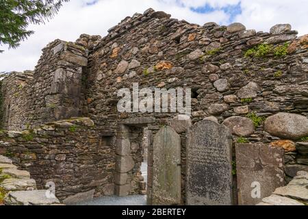 Klosterfriedhof von Glendalough, Irland. Berühmtes altes Kloster in den wicklow Bergen mit einem schönen Friedhof aus dem 11. Jahrhundert Stockfoto