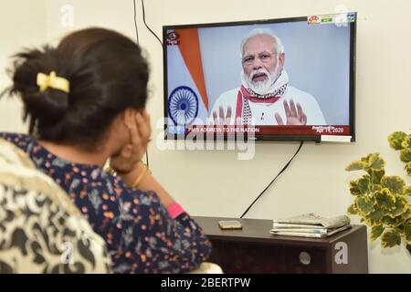 Kalkutta, Indien. April 2020. Der indische Premierminister Narendra Modi sprach heute, am 21. Tag der landesweiten Blockade, um 10 Uhr am Dienstag, 14. April 2020 für 24 Minuten über die Situation, die sich aus der Novel Coronavirus (COVID-19) Pandemie ergibt. Dies ist seine vierte Ansprache an die Nation innerhalb eines Monats im Zusammenhang mit der COVID-19-Krise. Nach Anfragen von Staaten, die Sperrung zu verlängern, PM Modi angekündigt, dass die bundesweite Sperrung bis zum 3. Mai 2020 fortgesetzt werden. (Foto von Biswarup Ganguly/Pacific Press/Sipa USA) Quelle: SIPA USA/Alamy Live News Stockfoto