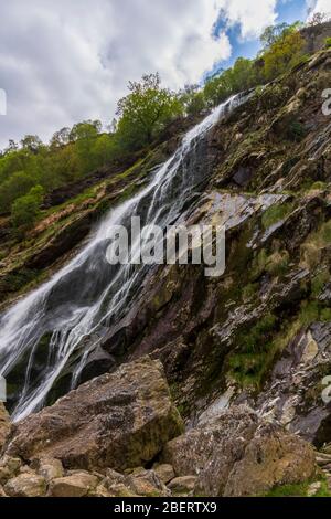 Panoramablick auf den Powerscourt Wasserfall, Irlands höchsten Wasserfall am Fuße der Wicklow Mountains in Irland. Stockfoto