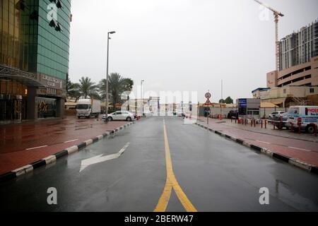 Dubai, Vereinigte Arabische Emirate. April 2020. Ein allgemeiner Blick auf die verlassenen Straßen Dubais während einer zweiwöchigen Sperrung, die darauf abzielt, die Ausbreitung des Coronavirus zu verhindern (Covid-19). Kredit: Hady Ashraf/dpa/Alamy Live News Stockfoto