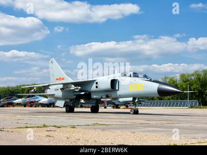 Die chinesische Luftwaffe JH-7 rollt auf der Dyagilevo Air Base, Russland. Stockfoto