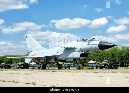 Die chinesische Luftwaffe J-10A rollt auf der Dyagilevo Air Base, Russland. Stockfoto