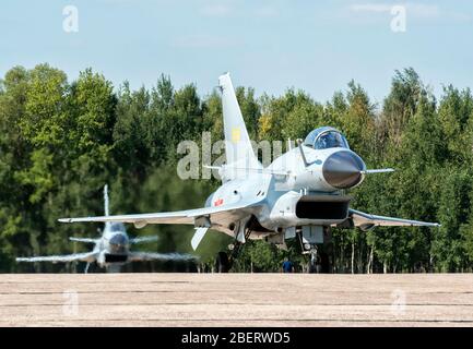 Die chinesische Luftwaffe J-10A rollt auf der Dyagilevo Air Base, Russland. Stockfoto