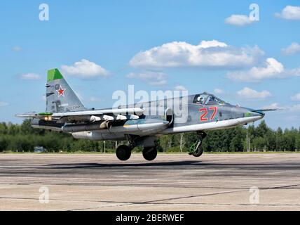 Weißrussische Luftwaffe Su-25 beim Start auf dem Luftwaffenstützpunkt Djagilevo, Russland. Stockfoto