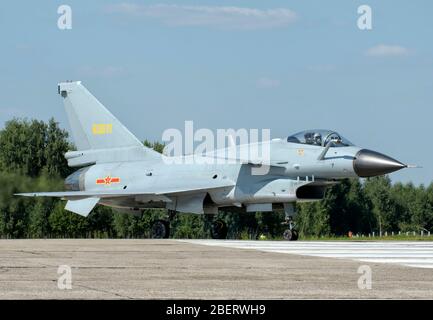 Die chinesische Luftwaffe J-10A rollt auf der Dyagilevo Air Base, Russland. Stockfoto