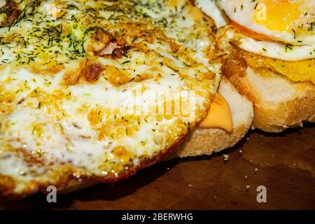 Sandwiches mit Spiegeleiern mit Dill und Soße auf Weizenbrot. Nahaufnahme Stockfoto