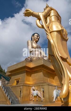 Bhutan, Thimphu. Kuensel Phodrang aka Buddha Point, Heimat der größten Buddha-Statue des Landes. Goldene Bodhisattva-Statue. Stockfoto