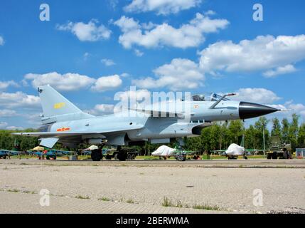 Die chinesische Luftwaffe J-10A rollt auf der Dyagilevo Air Base, Russland. Stockfoto