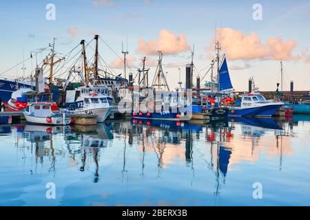 Ruhiger Abend mit Blick auf die Fischerboote im Hafen von Newlyn Stockfoto