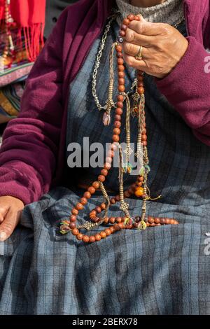 Bhutan, Thimphu, National Memorial Chorten aka Thimphu Stupa. Frau mit Gebetsperlen. Stockfoto