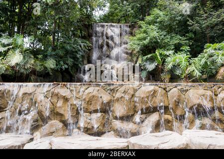 Ein wunderschöner Wasserfall im Perdana Botanical Gardens in Kuala Lumpur, Malaysia. Stockfoto