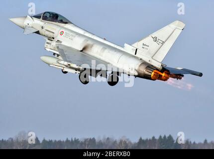 Italian Air Force Eurofighter Typhoon während NATO Baltic Air Policing, Estland. Stockfoto