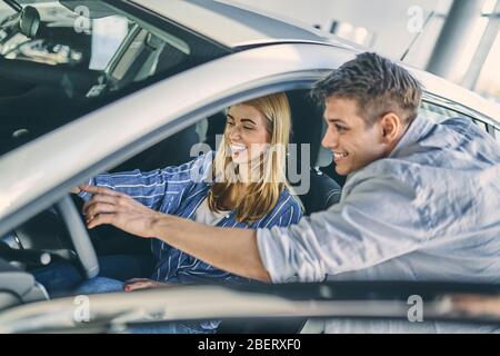 Lächelndes Paar, das sich bereit macht, zu fahren und Spaß zu haben. Stockfoto