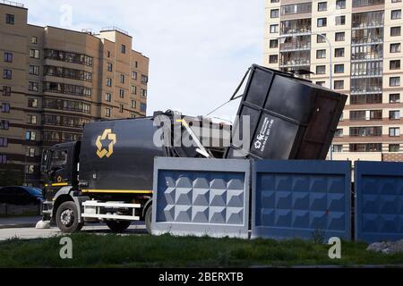 Sankt Petersburg, RUSSLAND - Mai 2019: Sonderausrüstungswagen für Müll. Stockfoto