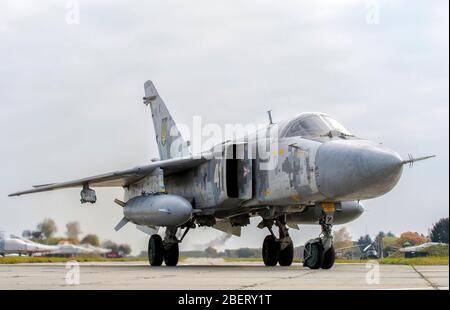 Ukrainische Luftwaffe Su-24 während der Übung Klarer Himmel in der Ukraine. Stockfoto