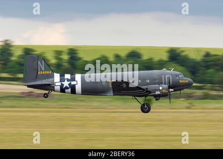 Seitenansicht des C-47 Dakota Placid Lassie, der während des D Day 75 Gedenkens von Duxford abfährt Stockfoto