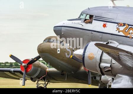 USAAF Douglas C 47 Dakota Spirit of Benovia taxiert für einen Flug während des D-Day 75 Anniversary DAKS über Duxford Gedenkveranstaltung Stockfoto