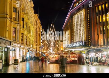 Weihnachtsmarkt Dekoration in helsinki Street, Finnland Stockfoto