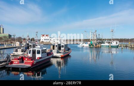 Rettungsboote und kommerzielle Fischereifahrzeuge dockten an Sandwich Marina in Cape Cod, Massachusetts, USA Stockfoto