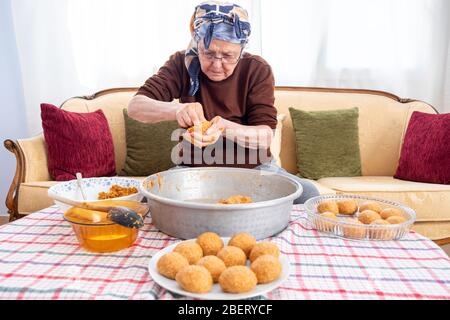 Traditionelle türkische Küche; gefüllte Fleischbällchen, türkisch bekannt als "icli kofte". Frau macht gefüllte Fleischbällchen zu Hause. Stockfoto