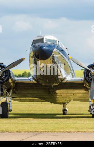 Douglas C 47 Dakota in Duxford während des D-Day 75 Jahrestag DAKS über Duxford Gedenkveranstaltung Stockfoto