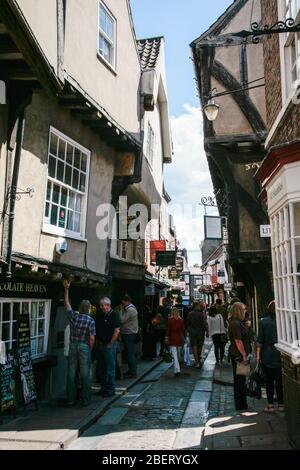 Medieval Street in York. Die engen Gassen der Shambles im Stadtzentrum von York Stockfoto