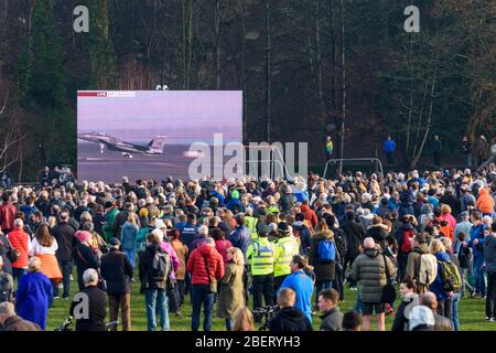 Menschenmassen im Endcliffe Park, die eine F-15 auf einem riesigen Fernsehbildschirm beim Mi Amigo 75. Crash Fly Past sehen Stockfoto