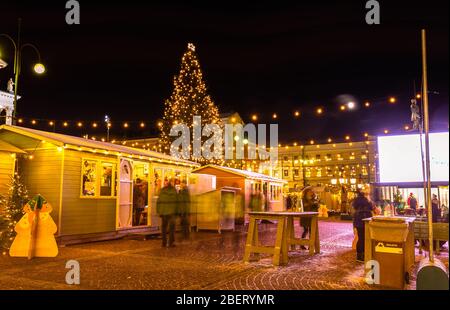 Weihnachtsmarkt in der Altstadt und der Kathedrale von Helsinki, Finnland. Stockfoto