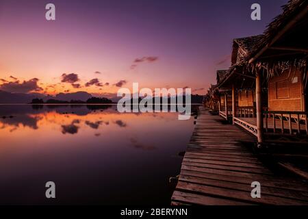 Schwimmende Bungalows im Khao Sok Nationalpark mit Cheow Lan See und Bergen bei Sonnenaufgang, Thailand. Stockfoto