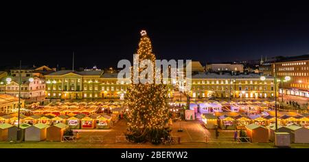 Weihnachtsmarkt in der Altstadt und der Kathedrale von Helsinki, Finnland. Stockfoto