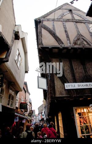 Medieval Street in York. Die engen Gassen der Shambles im Stadtzentrum von York Stockfoto