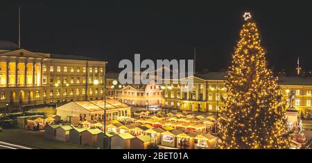 Helsinki Weihnachtsmarkt am Senatsplatz Helsinki, Helsinki Kathedrale , Finnland. Stockfoto