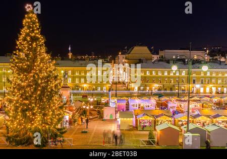 Weihnachtsmarkt in der Altstadt und der Kathedrale von Helsinki, Finnland. Stockfoto