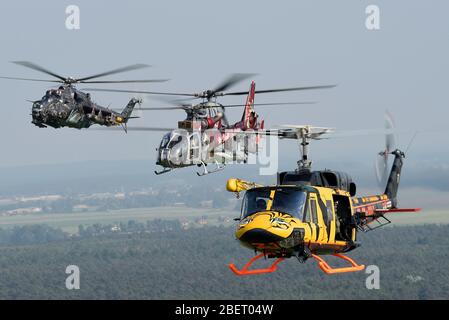 Mix-Formation von Hubschraubern über Polen fliegen. Stockfoto