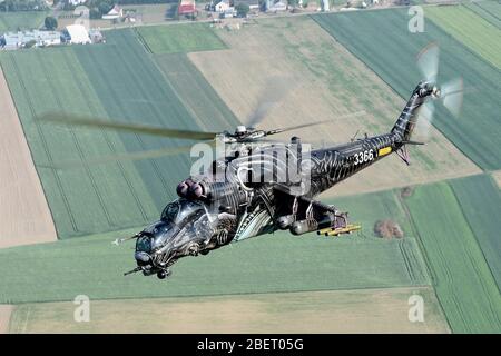 Die tschechische Luftwaffe Mi-24 fliegt über Polen. Stockfoto