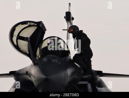 Pilot überprüft das Cockpit seiner französischen Luftwaffe Rafale. Stockfoto